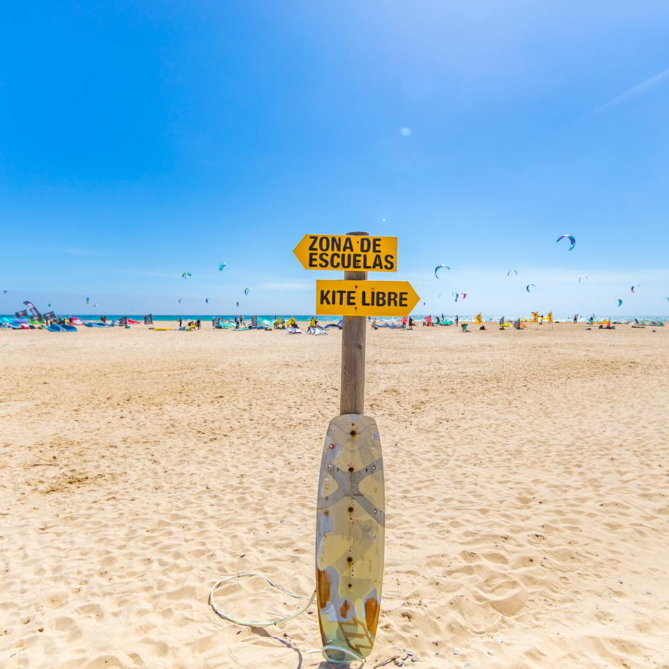 Poste que marca acceso a zonas de Kite en Tarifa