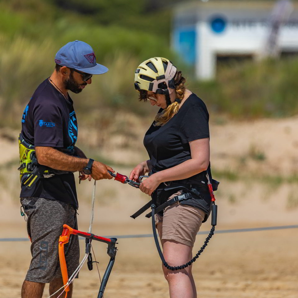 Instructeur plaçant la barre sur l'élève