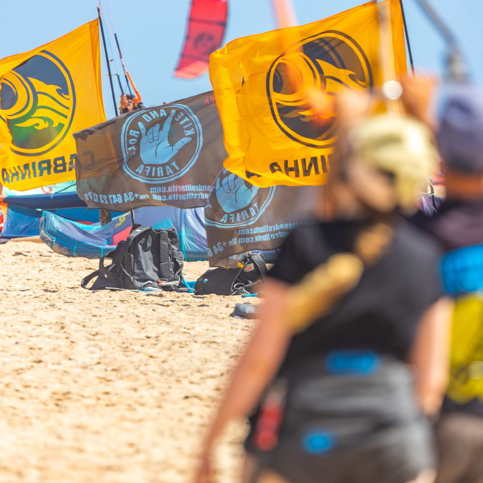 Drapeaux de l'école de kitesurf Kite and Roll