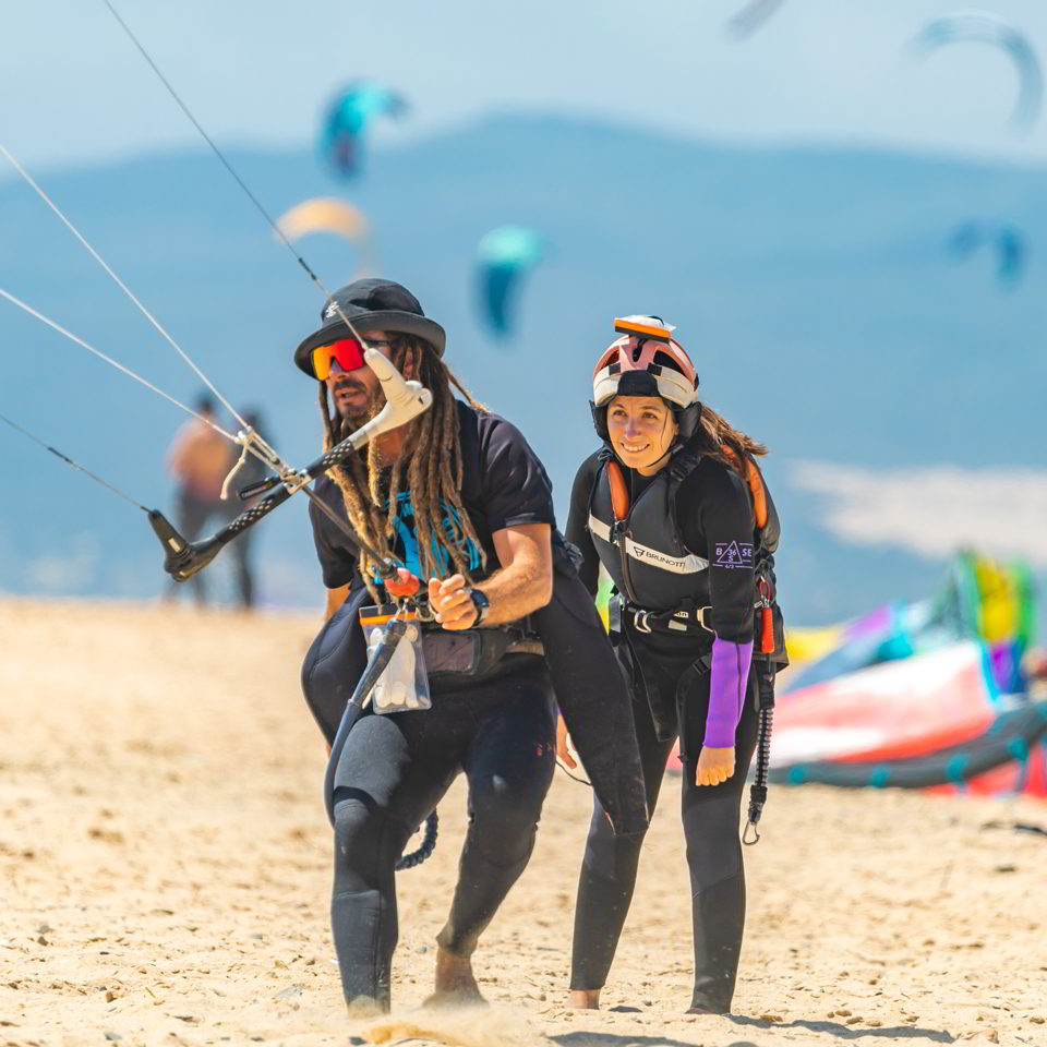 Vista de frente del instructor y la alumna de kite