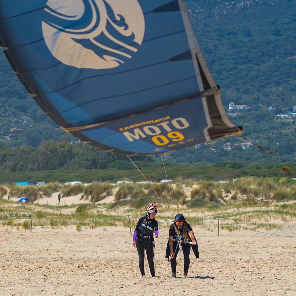 Enseñando a levantar el kite en la playa