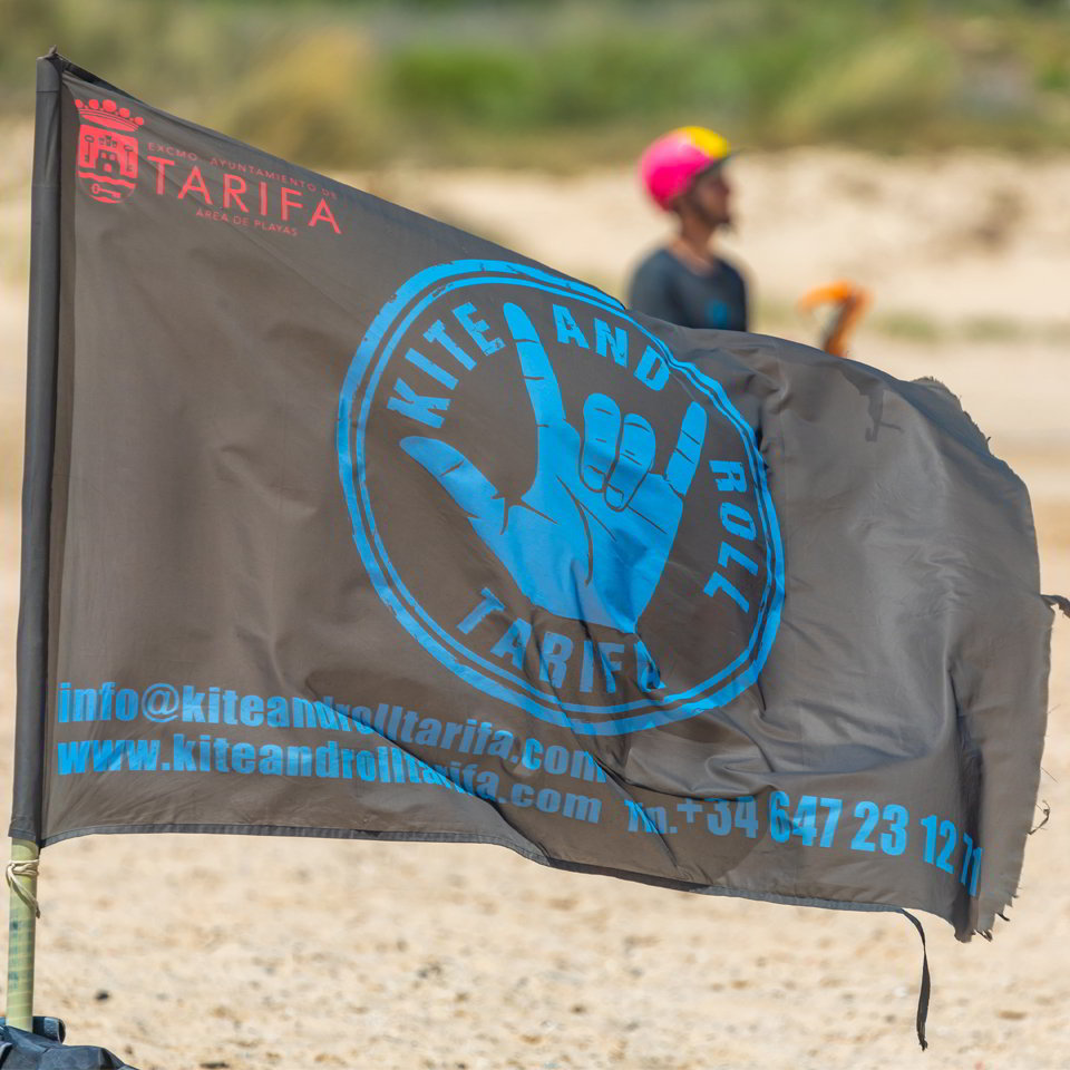 Bandera en la playa de la Escuela de Kitesurf Kiteandroll