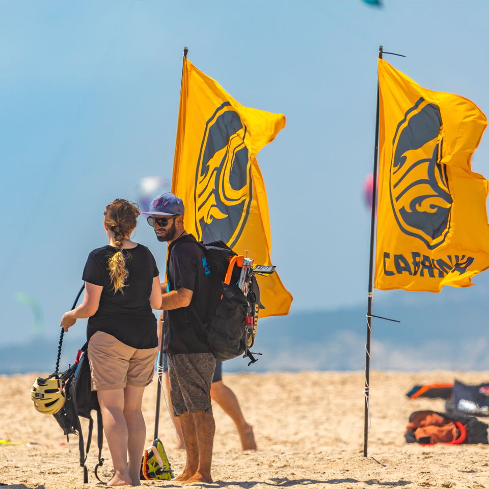 Monitor con alumno en clase de kitesurf