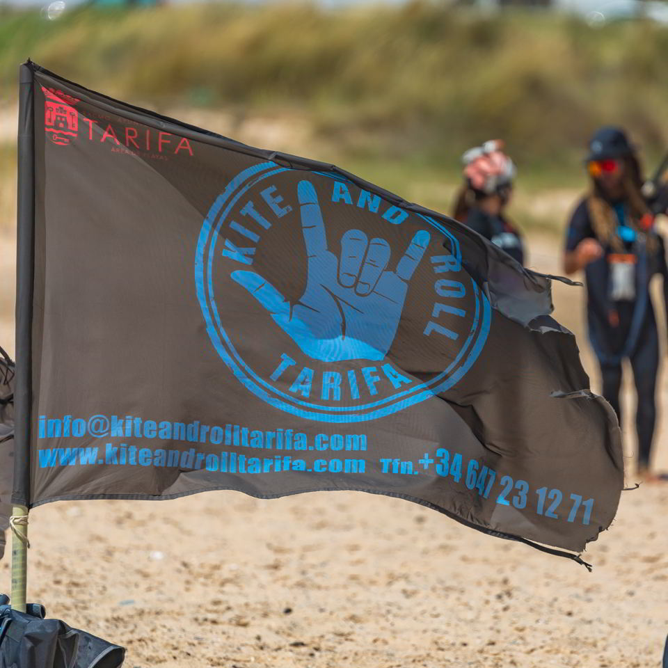 Gente surfeando en una Playa de Tarifa 