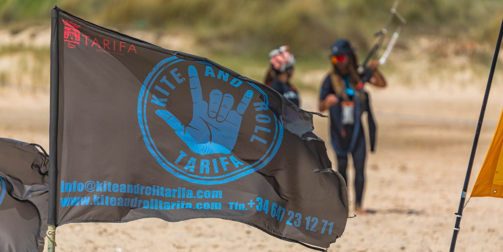 Gente surfeando en una Playa de Tarifa 