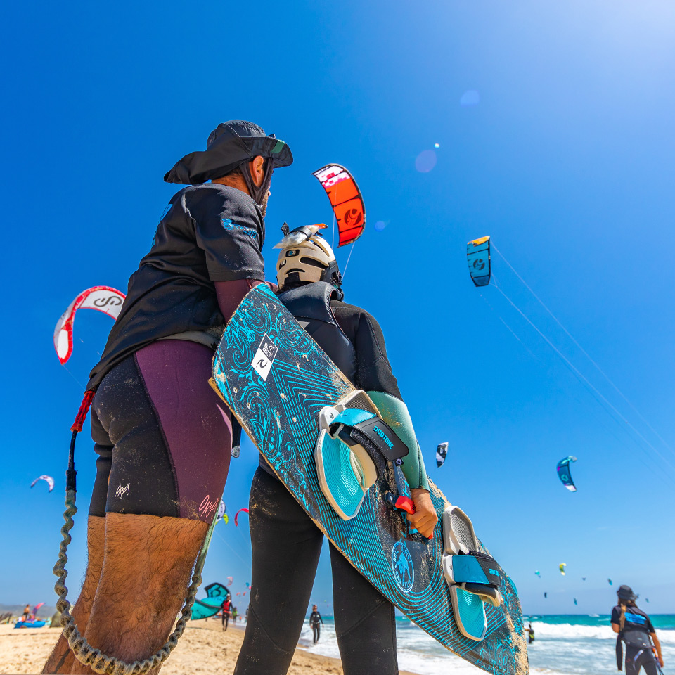 Chica aprendiendo kitesurf con Monitor en Tarifa