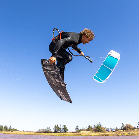 Chico saltando con el kitesurf