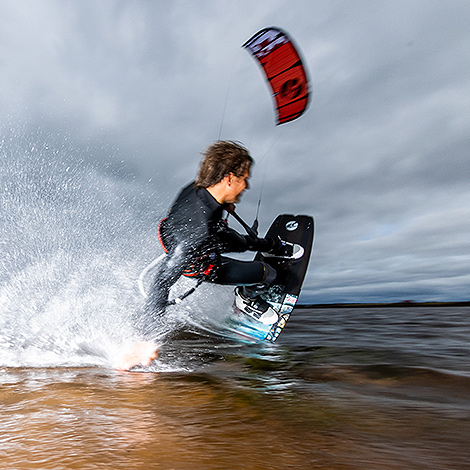 Chico girando en el agua con el kitesurf