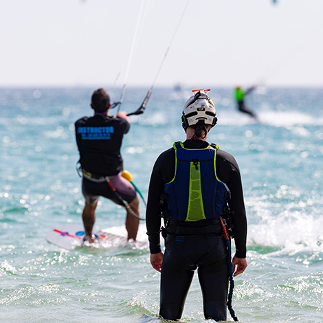 Joven aprendiendo kitesurf con monitor