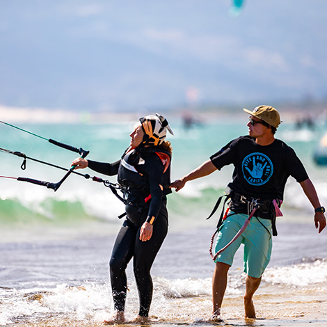 Joven aprendiendo kitesurf con monitor