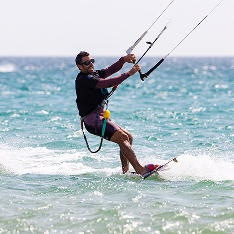 Joven aprendiendo kitesurf con monitor