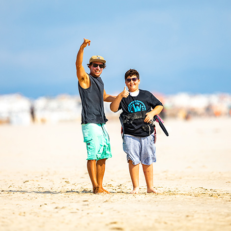 Niños aprendiendo kitesurf