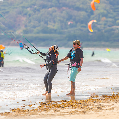 Niña aprendiendo kitesurf