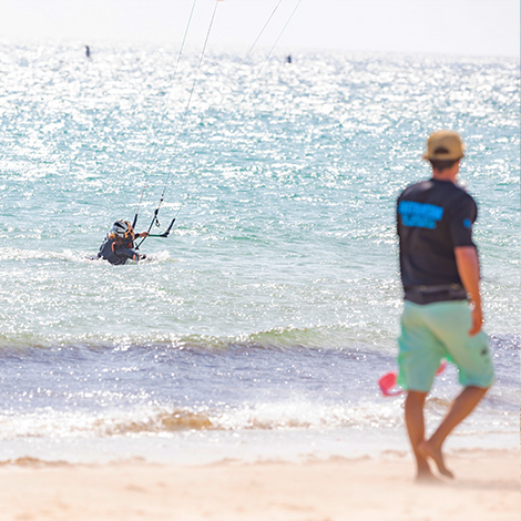 Niña aprendiendo kitesurf
