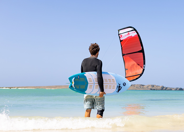 Chico navegando en tarifa en Kitesurf