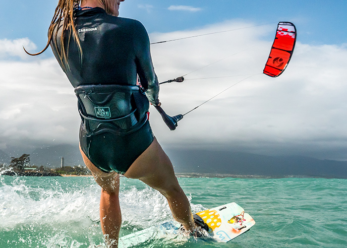 Chico navegando en tarifa en Kitesurf