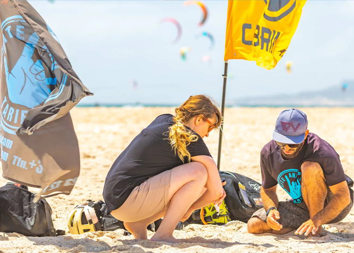 Chica aprendiendo kitesurf en una playa de Tarifa