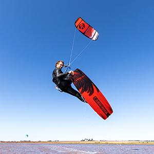  Kitesurfer saltando del agua
