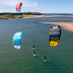 3 Kiters navegando en la laguna de tarifa