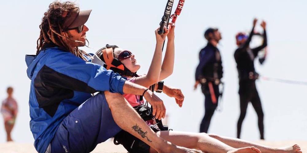 Instructor con alumno en playa