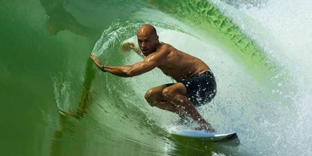 Kelly Slater en una ola