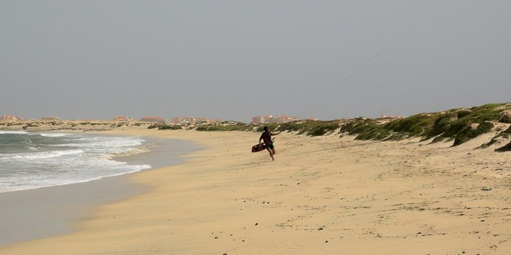 Kiter en cabo verde haciendo kitesurf