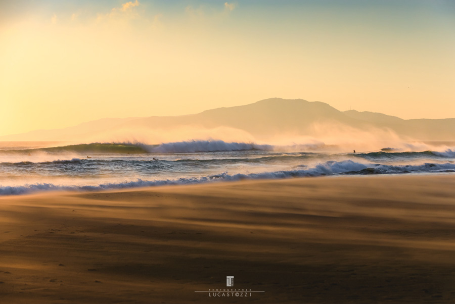 Playa de los lances al atardecer con Mar de fondo