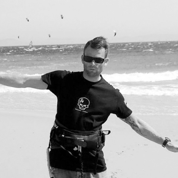 David Tonioni en una playa de Tarifa