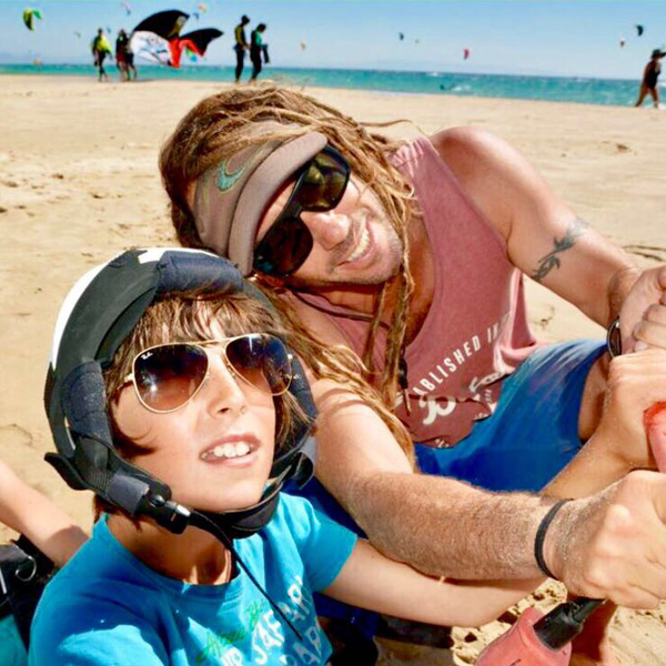 Lucas Palmer enseñando a un niño Kitesurf