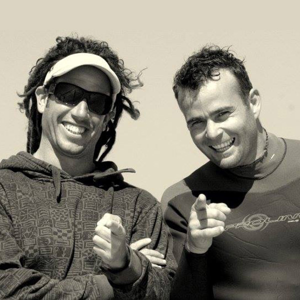 David Tonioni con Lucas Palmer en una playa de Tarifa
