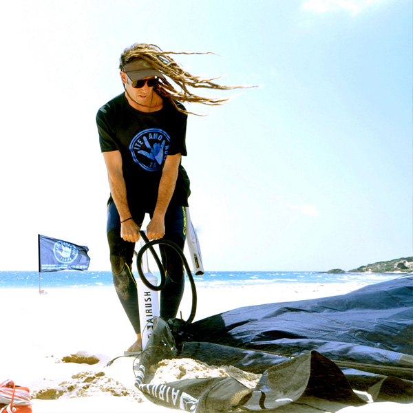 Lucas Palmer inflando cometa