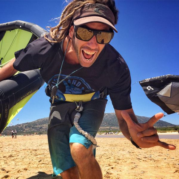 Lucas Palmer contento en la playa