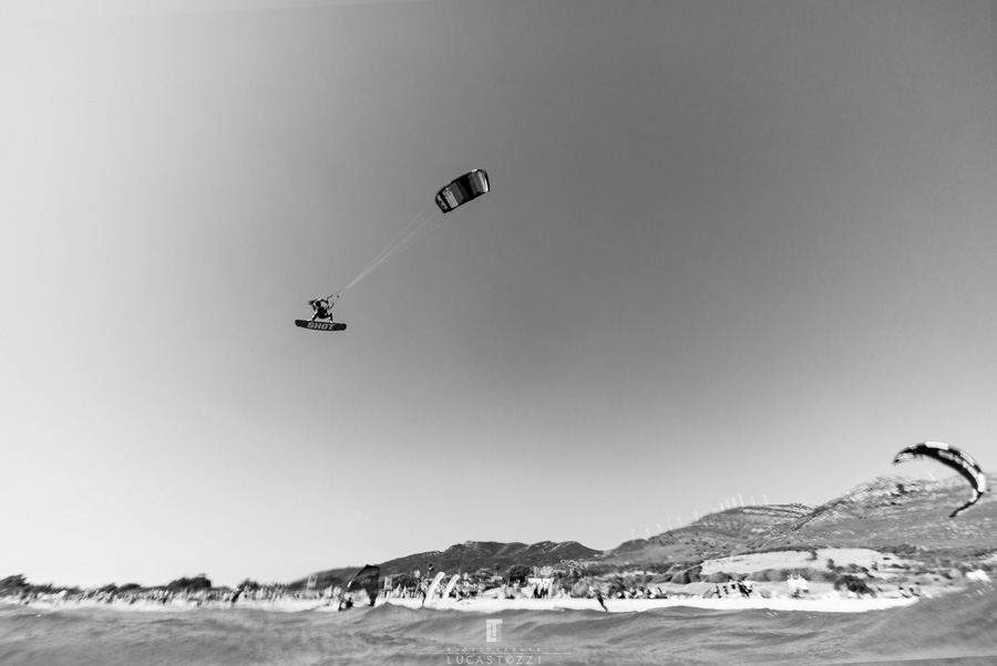 Kiter saltando en la Playa de Lo Lances - Zona arte y vida