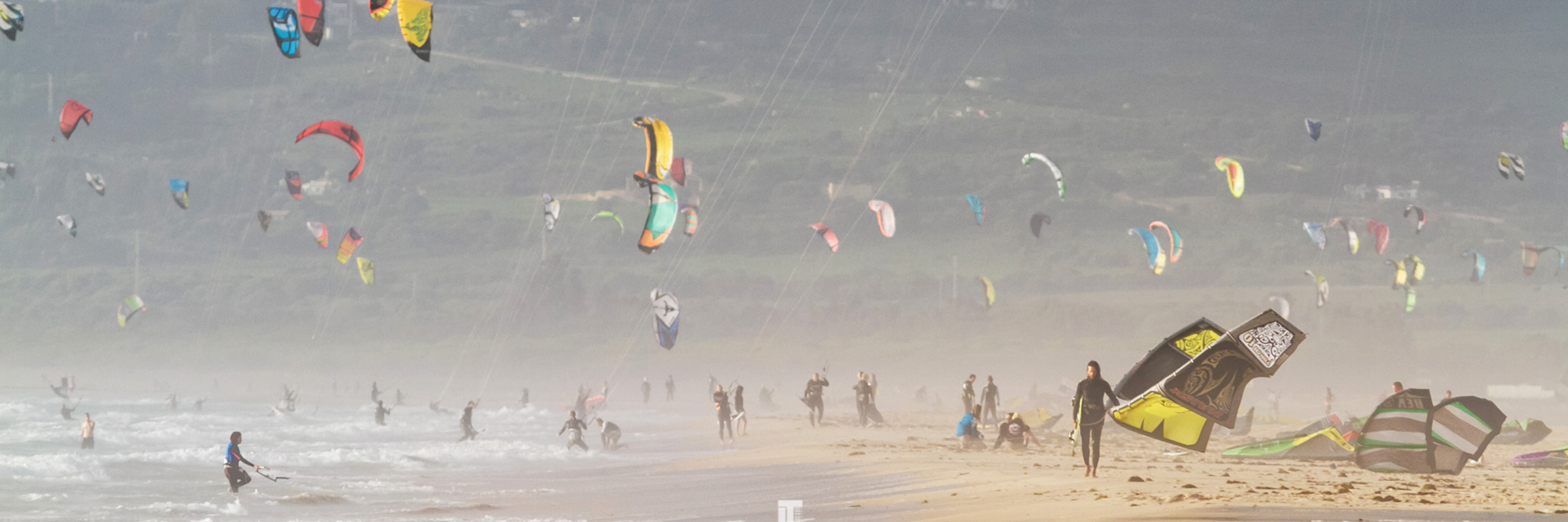 Playa de Los Lances con decenas de cometas