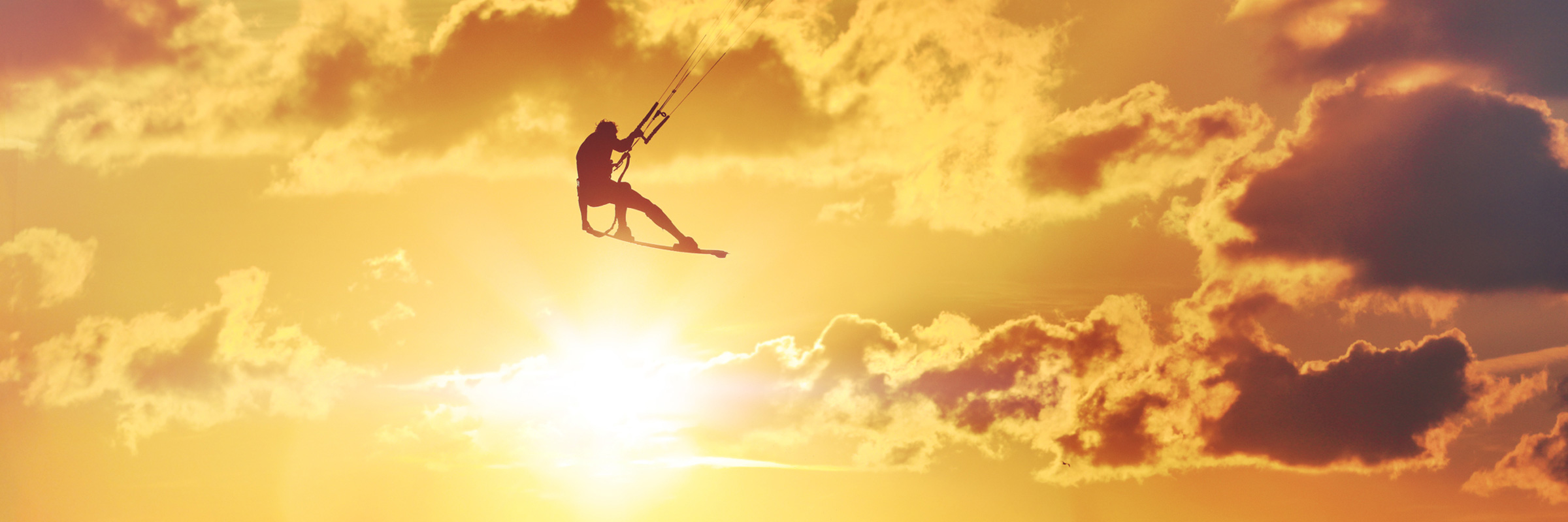 Kiter volando por los aires al atardecer