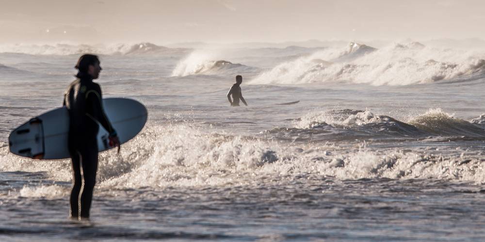 Surfero mirando las olas