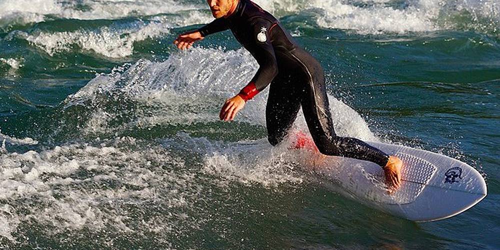 Surfero en una ola