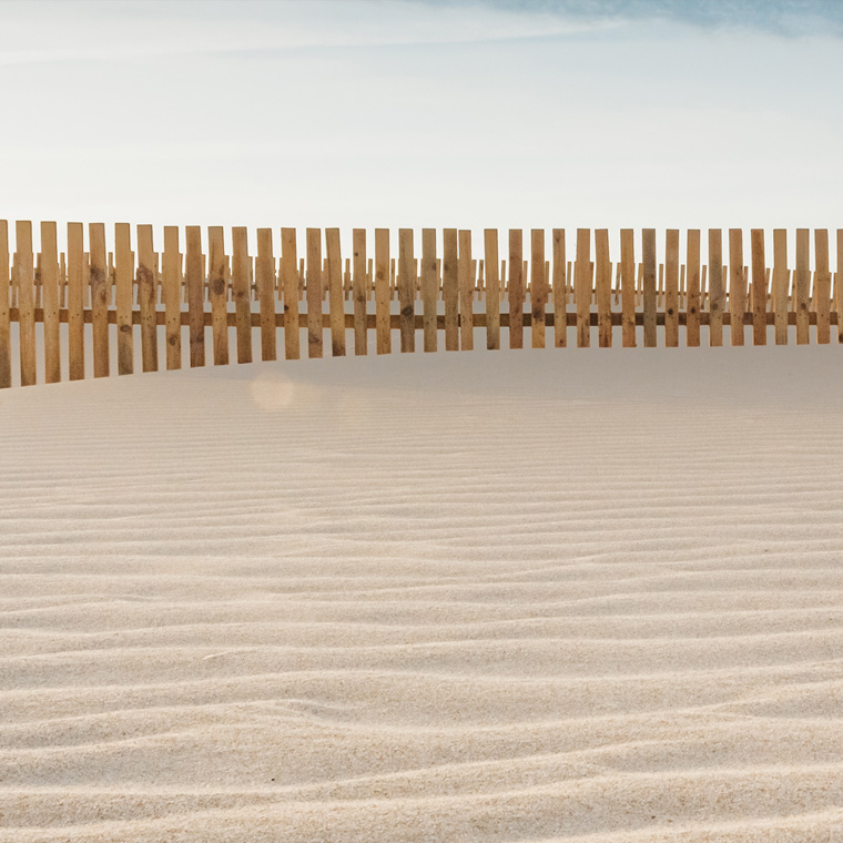 Valla de madera en arena de Playa de Tarifa