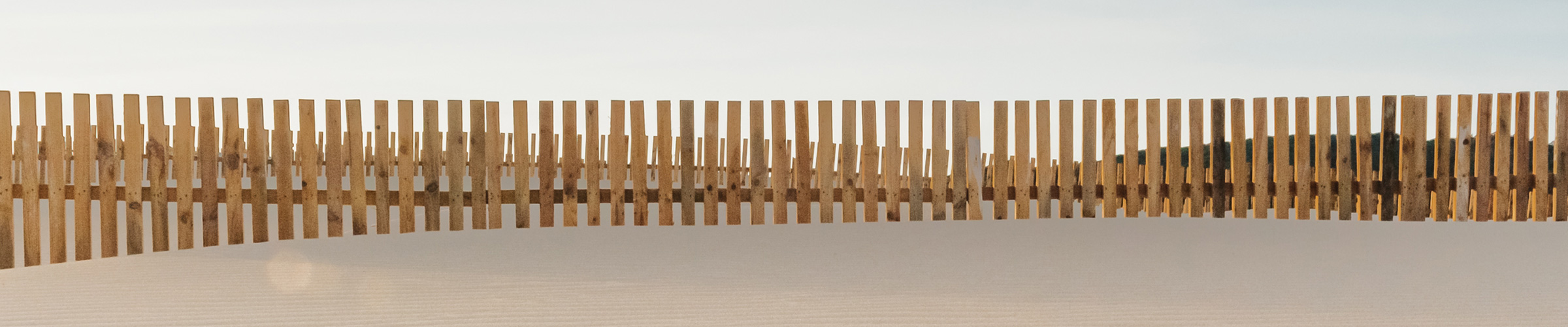 Valla de madera en arena de Playa de Tarifa