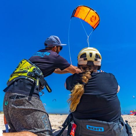 Chica en playa con bandera Kite and Roll