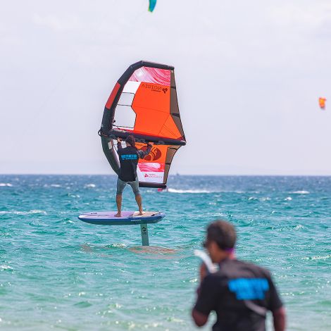 Chico aprendiendo wingfoil en Tarifa