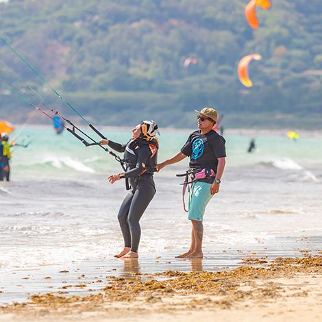 Niña aprendiendo kitesurf