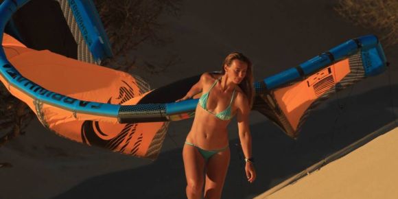 Alumna con cometa kitesurf