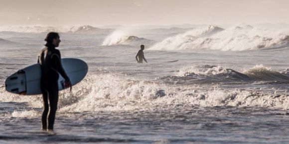 Surfero mirando las olas