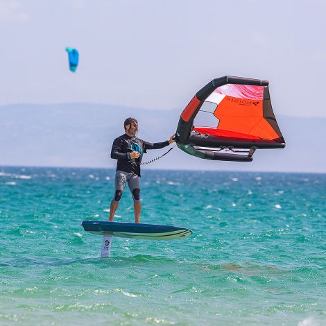 Chico aprendiendo wingfoil en Tarifa