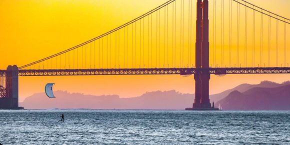 Kiter realizando upwind en san francisco