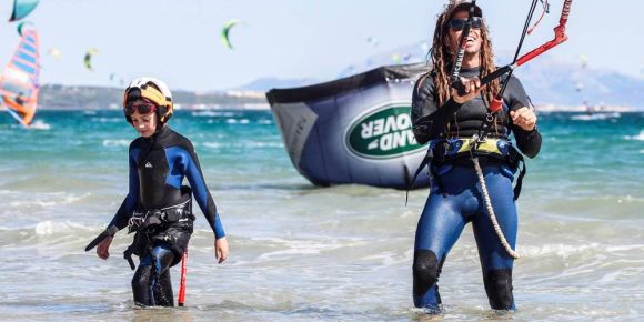 Profesor y alumno en clase de kitesurf