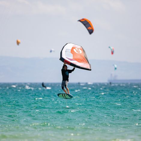 Chico aprendiendo wingfoil en Tarifa