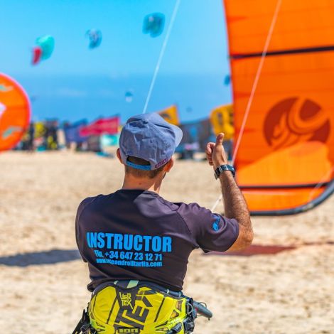 Monitor kitesurf enseñando a niño