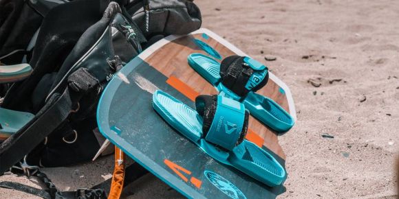 Tabla y arnes de kitesurf en la playa